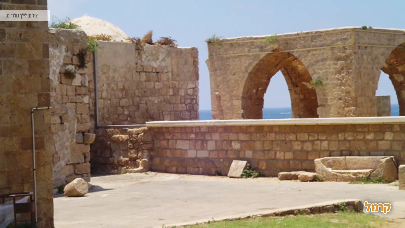 שרידים בחוף אכזיב