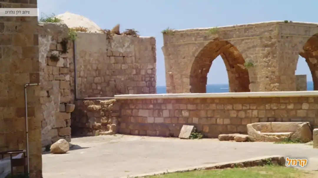 זוג נהנה בחוף אכזיב