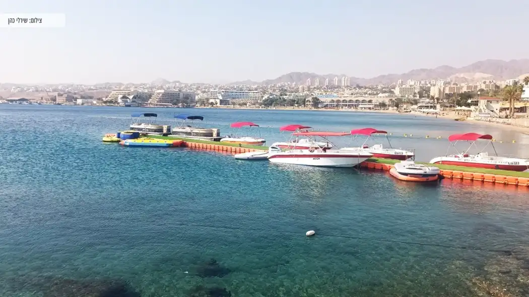 סירות ומתקני ספורט מים עוגנים בים