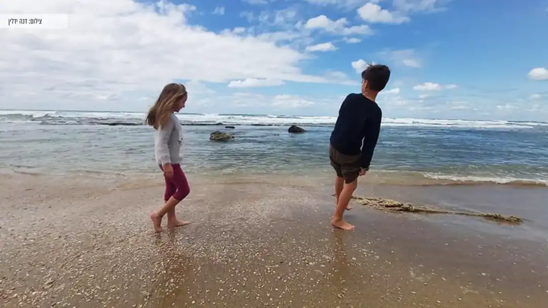 ילדים נהנים בחוף ליד שמורת האירוסים