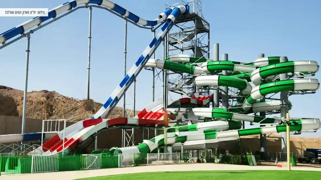 מגלשות ענק ומדשאות ברחבי הפארק