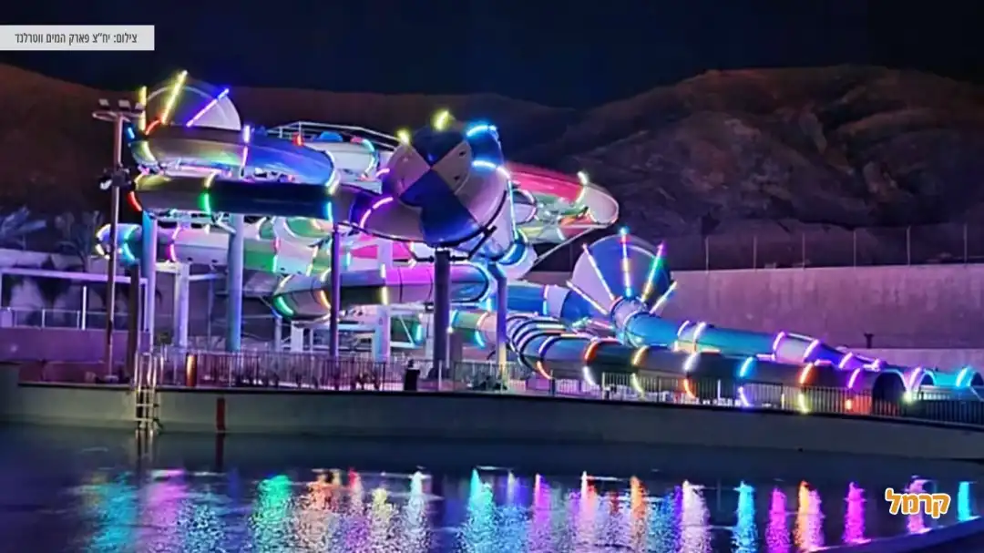 תאורה צבעונית ברחבי הפארק