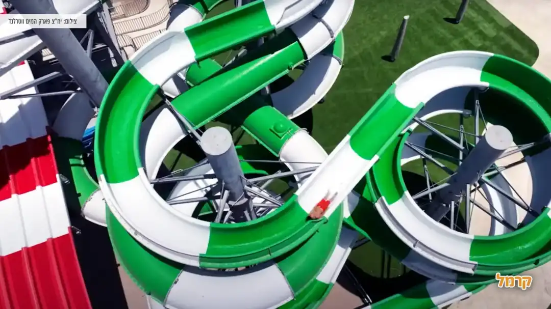 מגלשה בצבעי ירוק לבן, בצורת נחש מתפתל