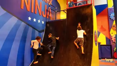 ילדים מטפסים על המגה וול ילדים מטפסים על המגה וול