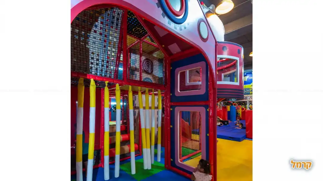 כניסה למתקן רב מרחב