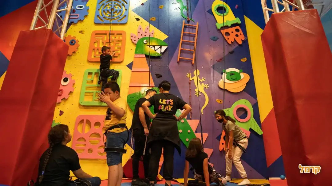 ילדים מטפסים בקיר טיפוס