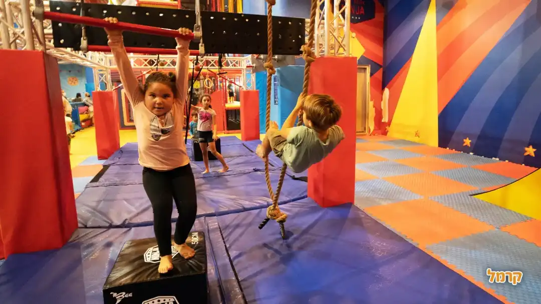 ילדים נהנים בפליי פארק חריש