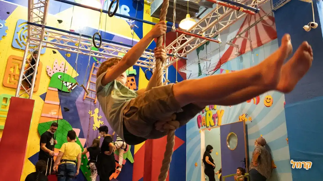 ילד נהנ במסלול נינג'ה