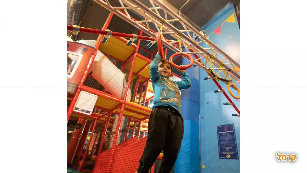 ילד במתקן טבעות במסלול נינג'ה