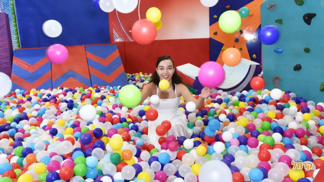 בריכת כדורים צבעוניים