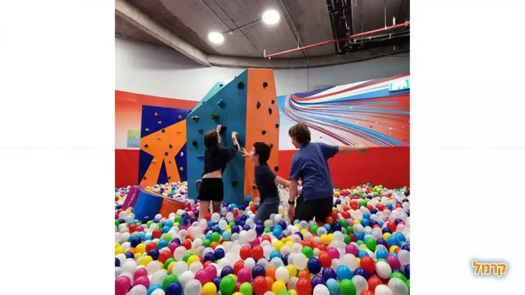 בריכת כדורים ענקית עם קירות טיפוס בתוכה