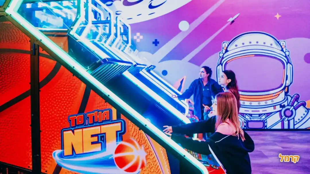 ילדים נהנים במשחקי כדורסל