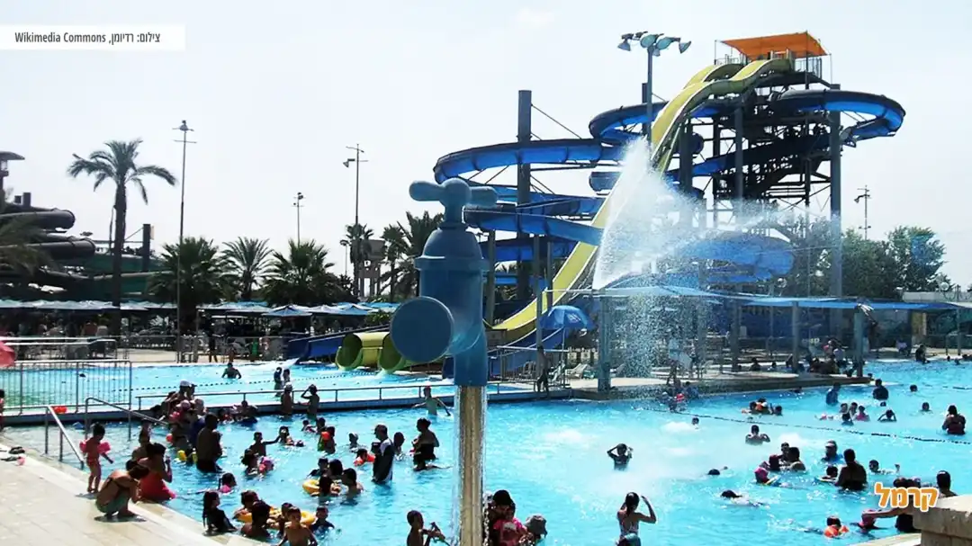 אנשים נהנים בבריכות