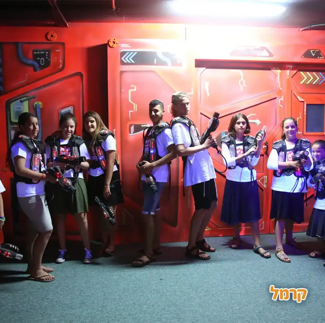 משפחה נהנת מפעילות לייזר טאג באילת