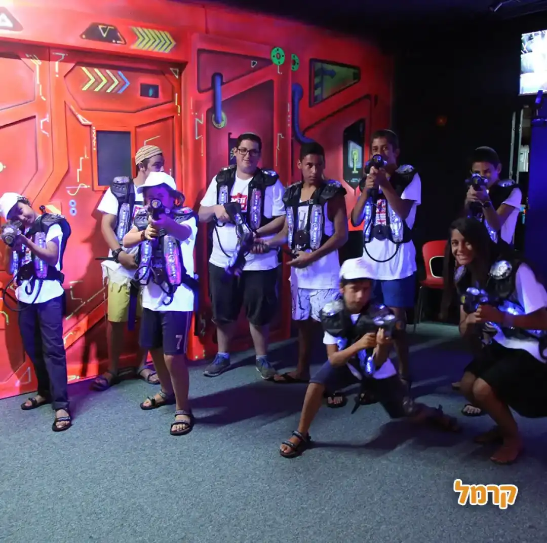 משפחה נהנת מפעילות לייזר טאג באילת