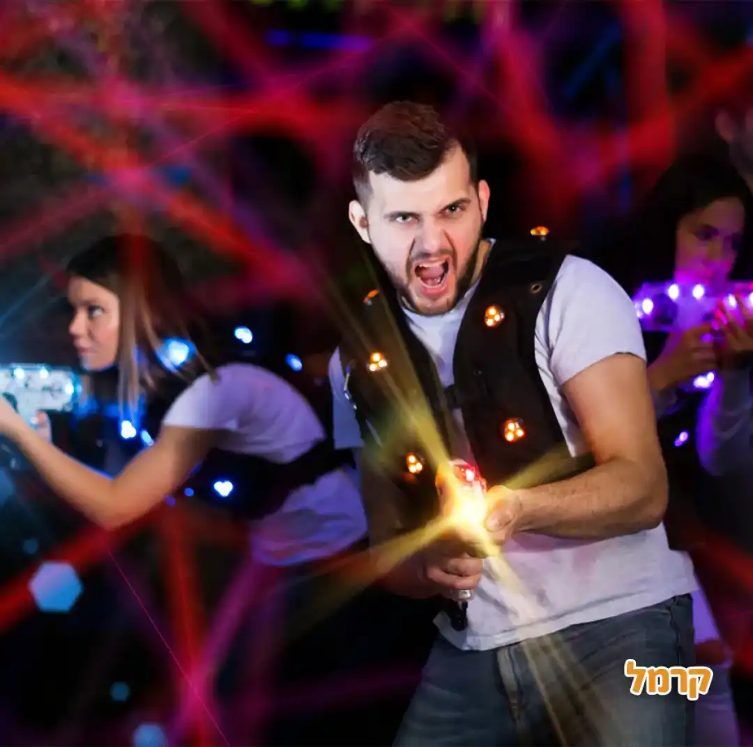 משפחה נהנת מפעילות לייזר טאג באילת