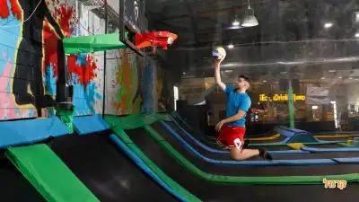 ילד קופץ על טרמפולינה וקולע לסל ילד קופץ על טרמפולינה וקולע לסל