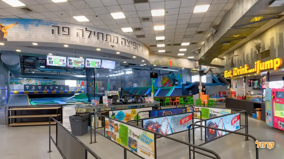 הכניסה למתחם בפתח תקווה