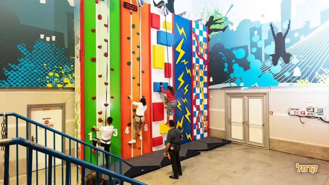 קיר טיפוס צבעוני