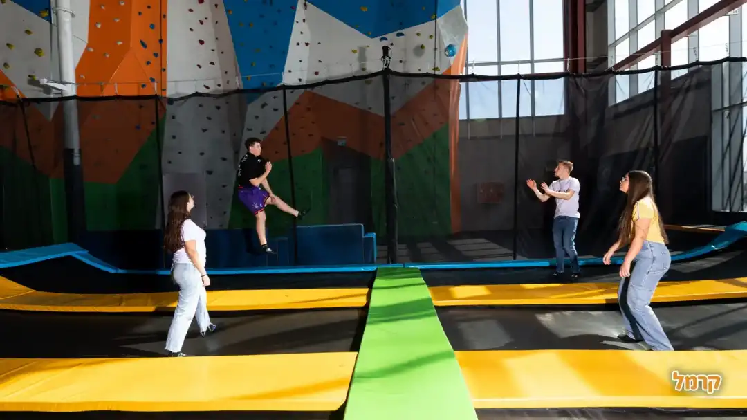 כיף לקפוץ עם החברים