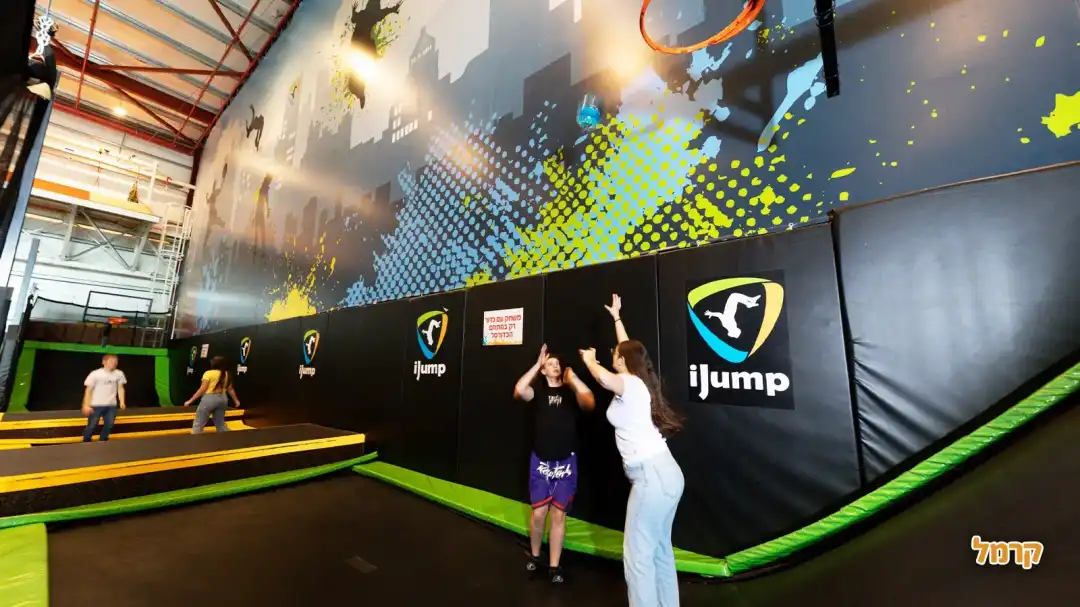 קופצים בטרמפולינות