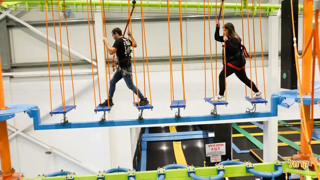 אקשן בפארק במתקן גשר תלוי