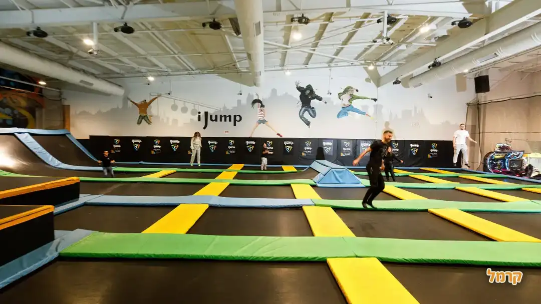 מתחם טרמפולינות ענק ומקפיץ