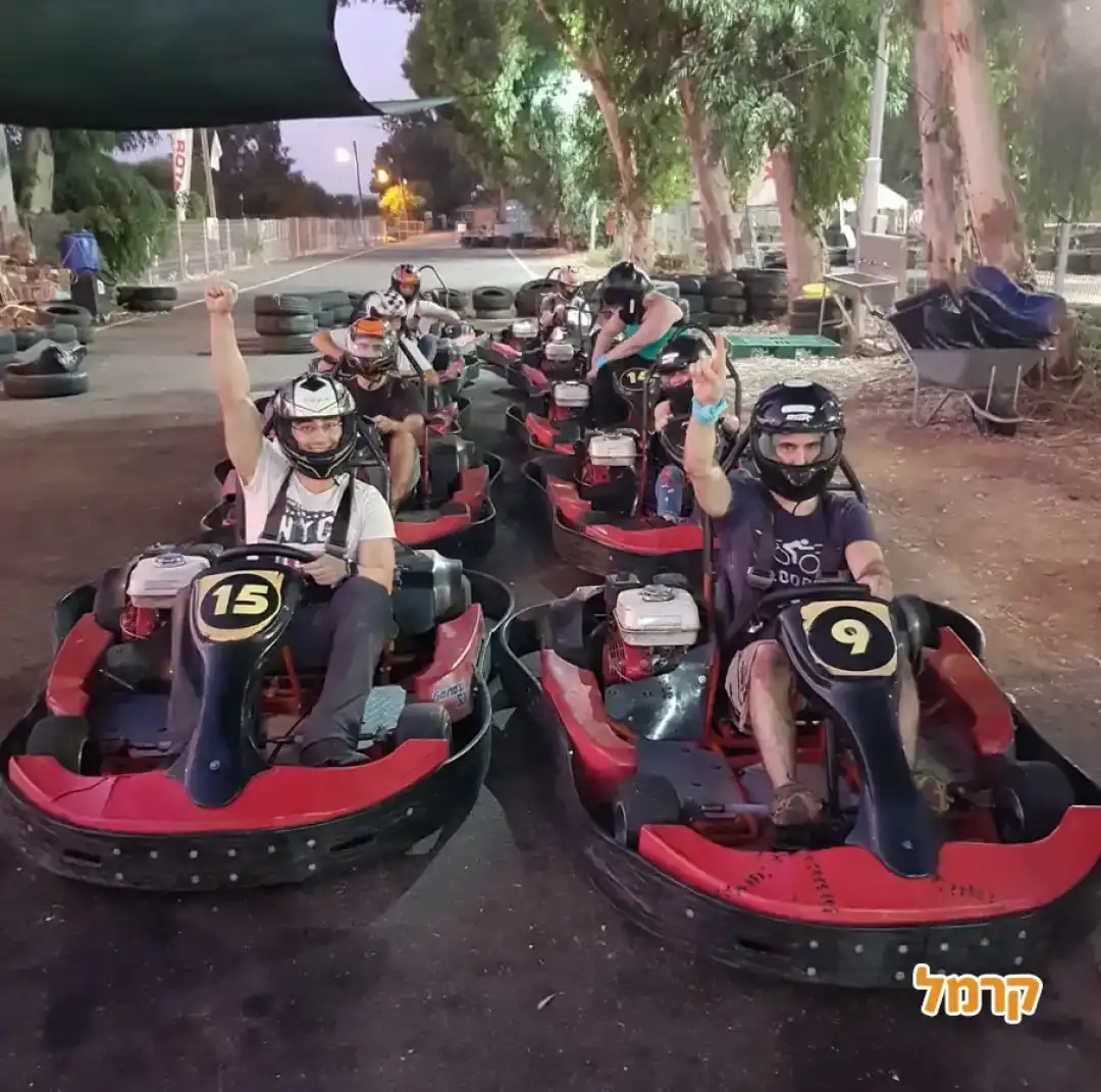 קבוצה יוצאת למסלול