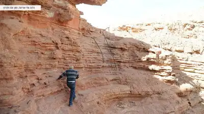 איש מטפס בשביל בקניון האדום איש מטפס בשביל בקניון האדום