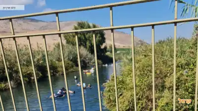 אנשים נהנים בנחל אנשים נהנים בנחל