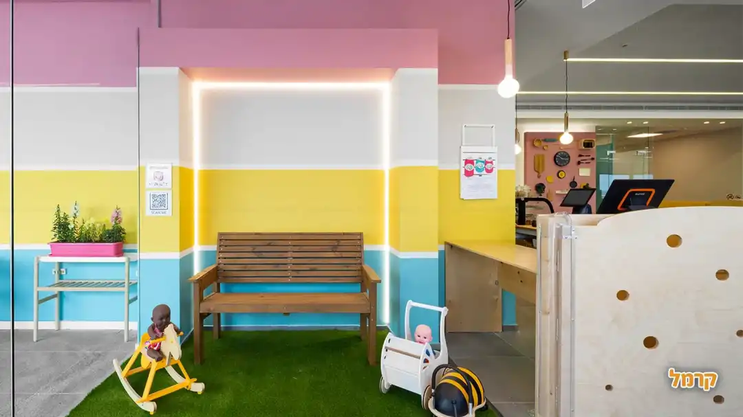 מבט על הכניסה למקום