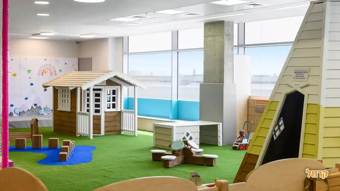 המשחקייה עם הבית מעץ