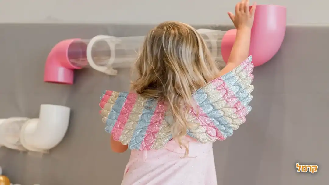 ילדה בבריכה