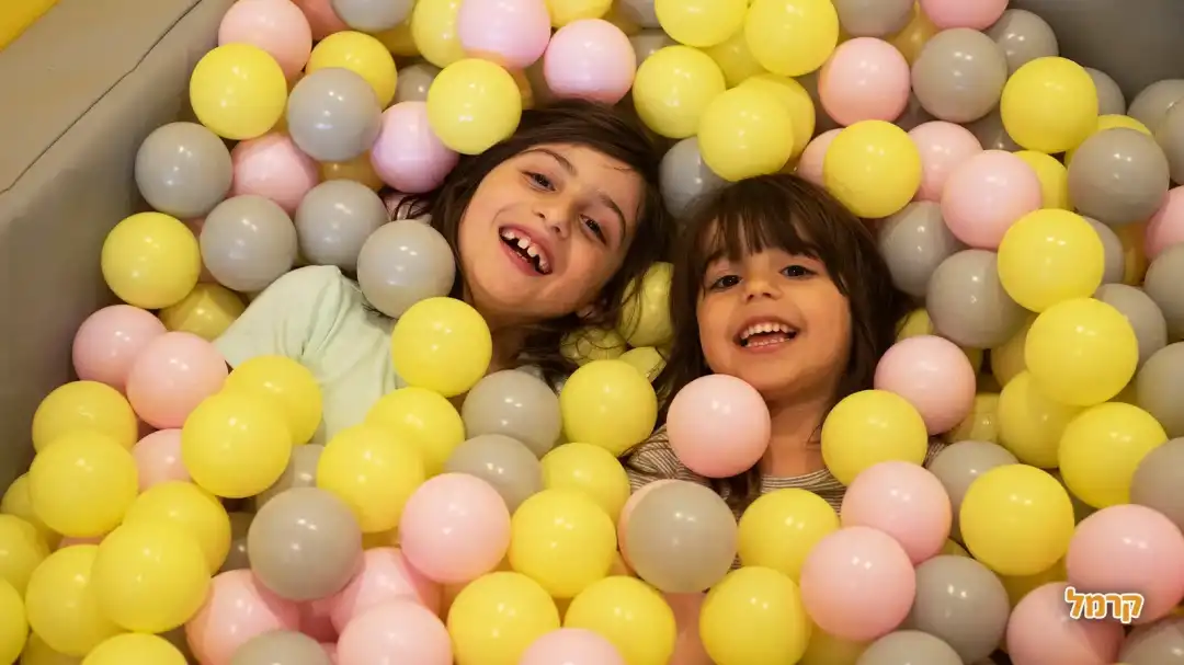 כיף בבריכת הכדורים