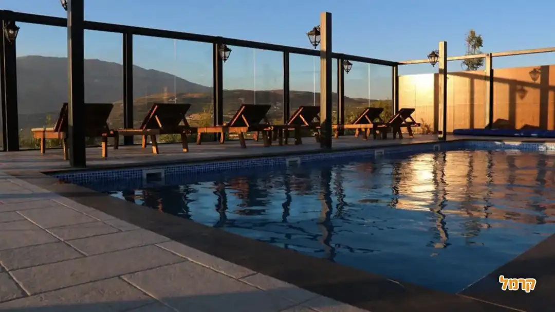 כסאות בבריכה