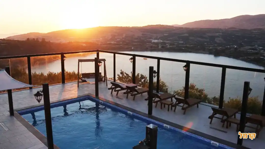 הבריכה בשקיעה