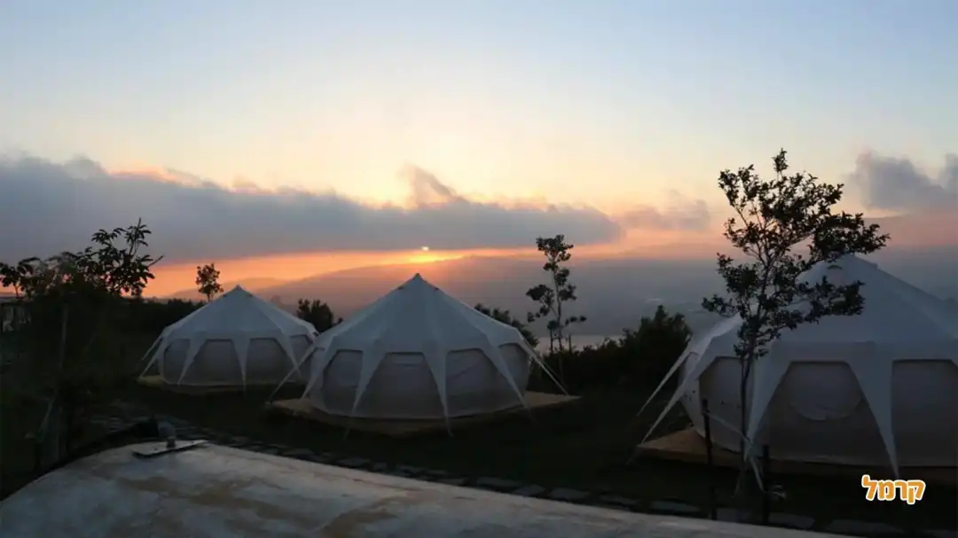 האוהלים היפים במתחם