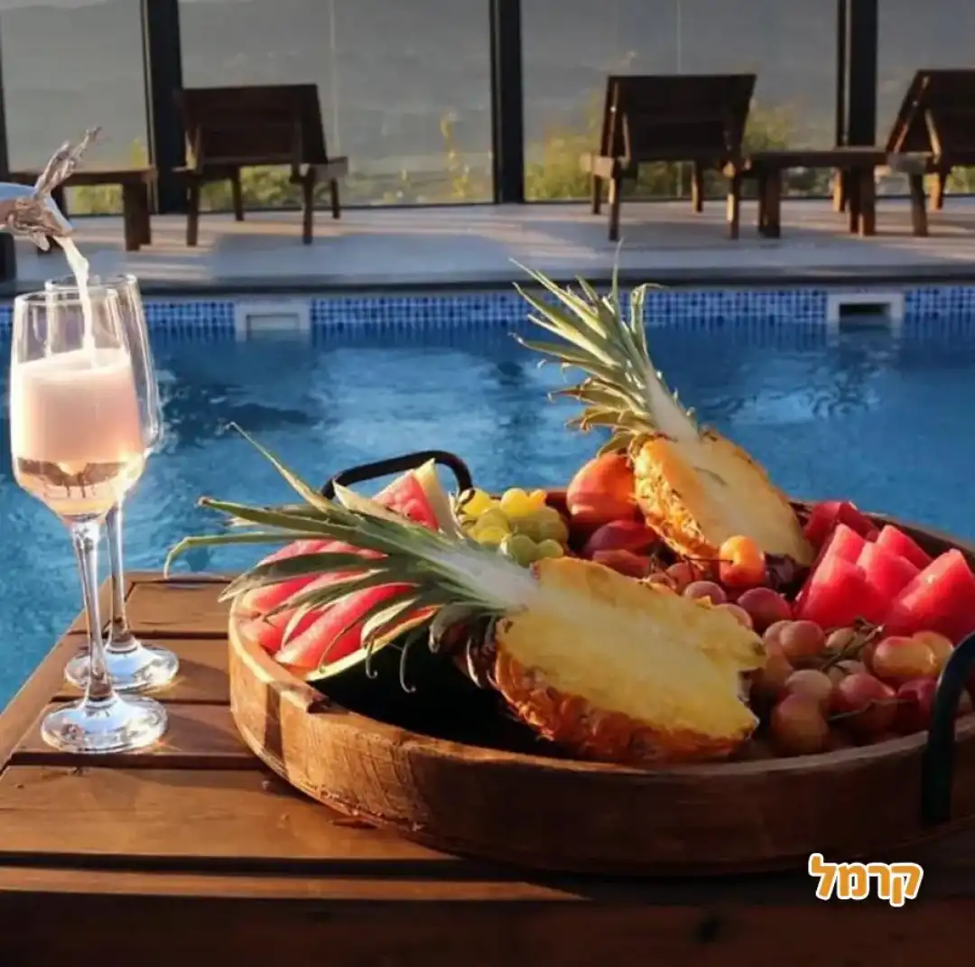 נשנושים ליד הבריכה