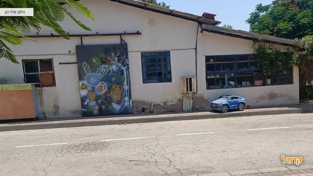 מבנה ישן עם דלת מיוחדת