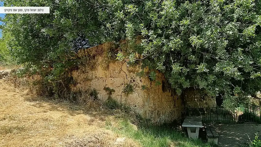 מבנה עתיק וספסלים