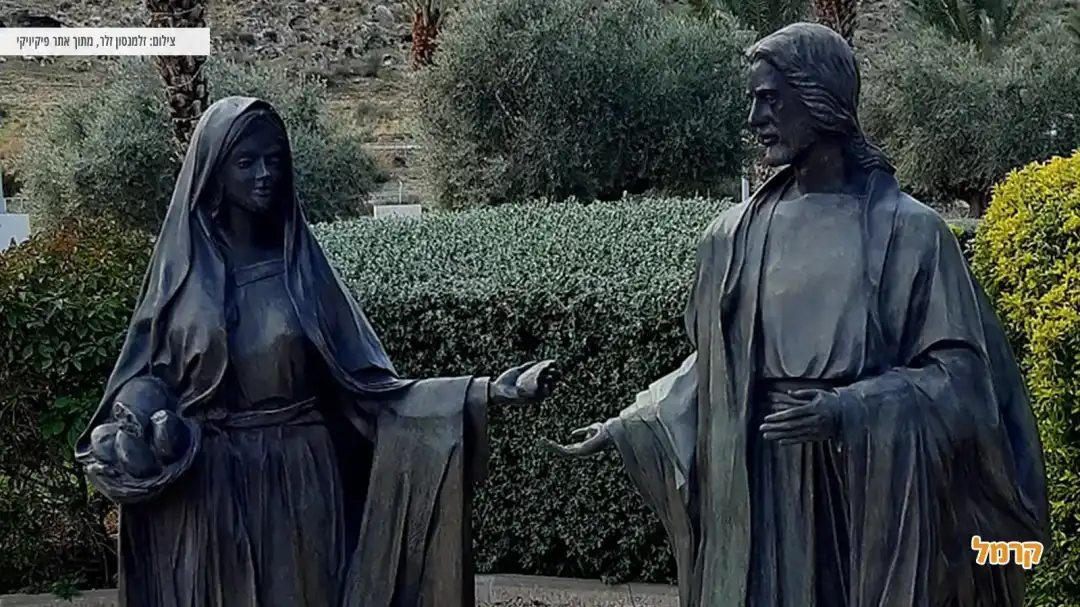 פסלים של גבר ואישה בעיר הקדומה מגדלא בכנרת