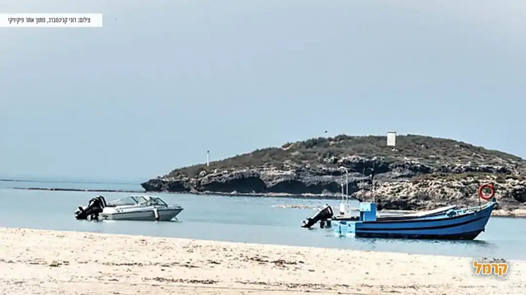 סירות בחוף נחשולים