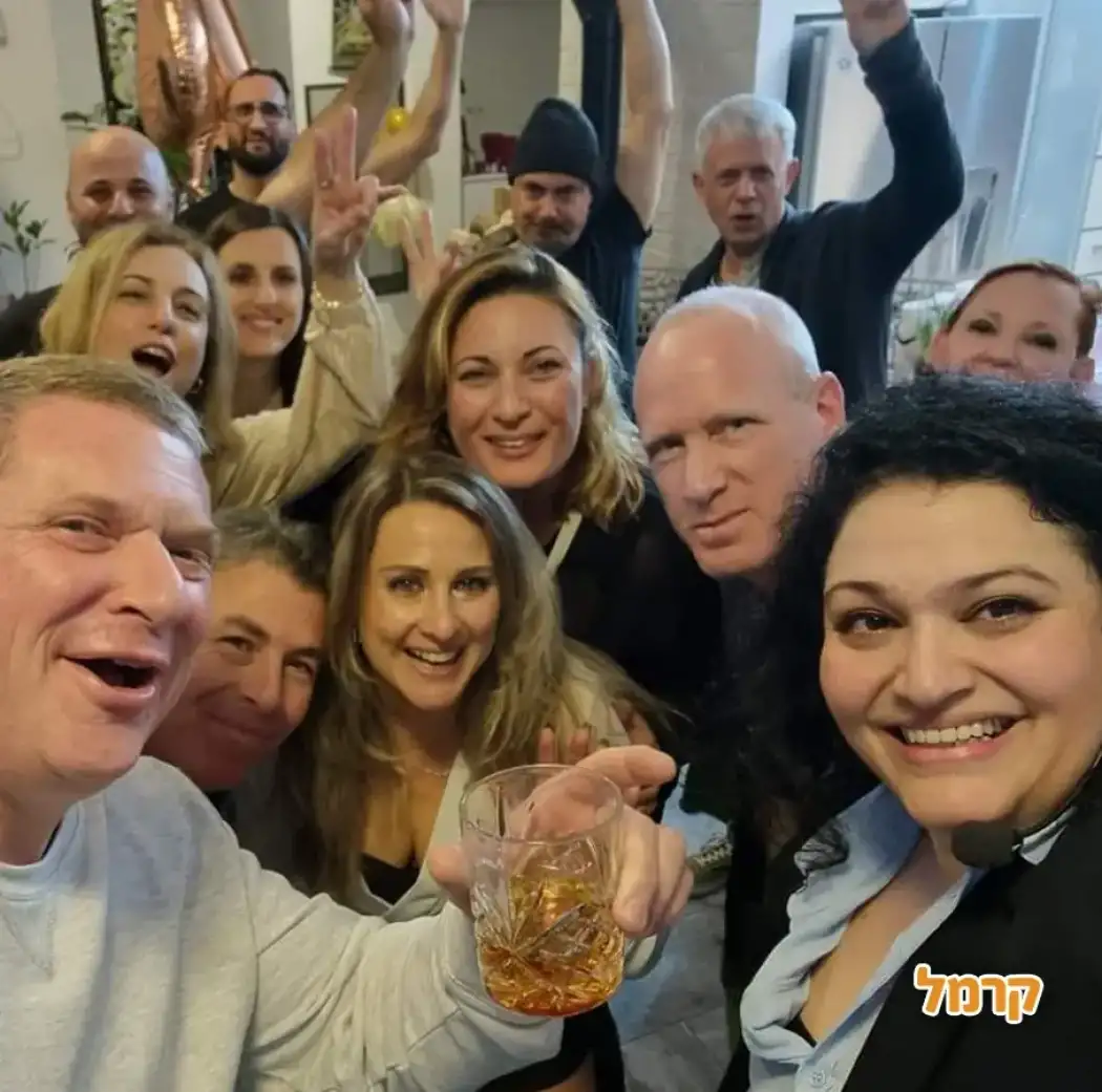 ניצוצות של צחוק ניצוצות של צחוק