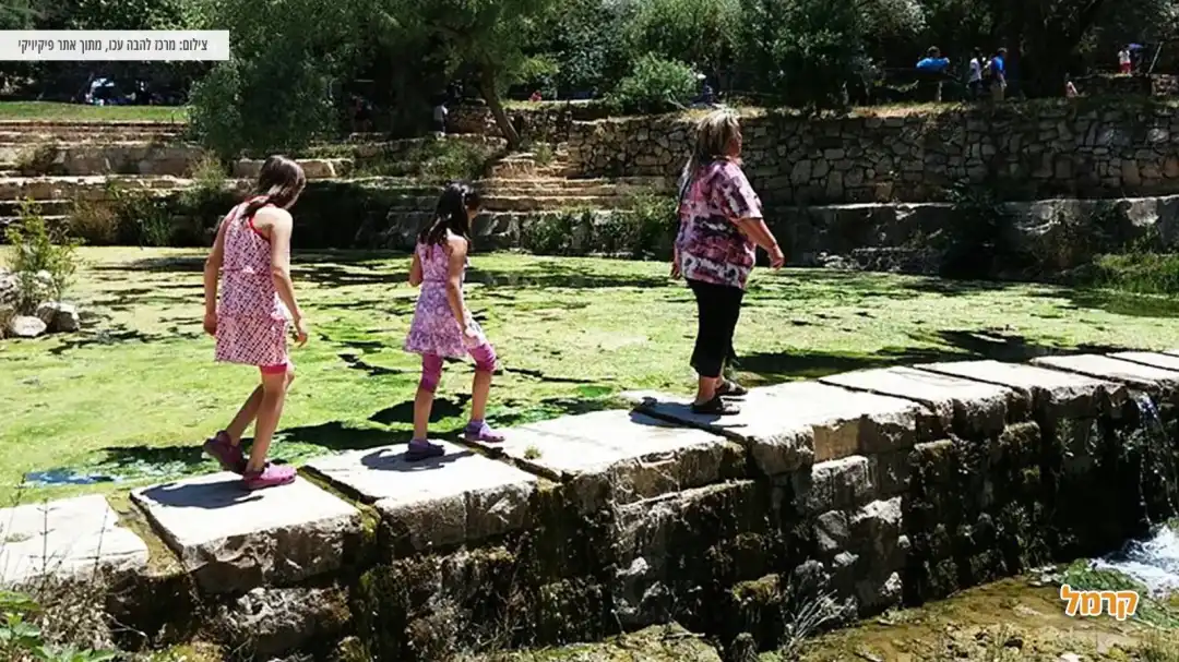 משפחה מטיילת בעין חמש