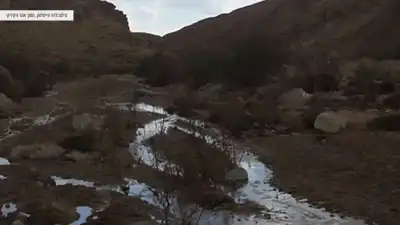 זרימה ליד עין סהרונים, מכתש רמון