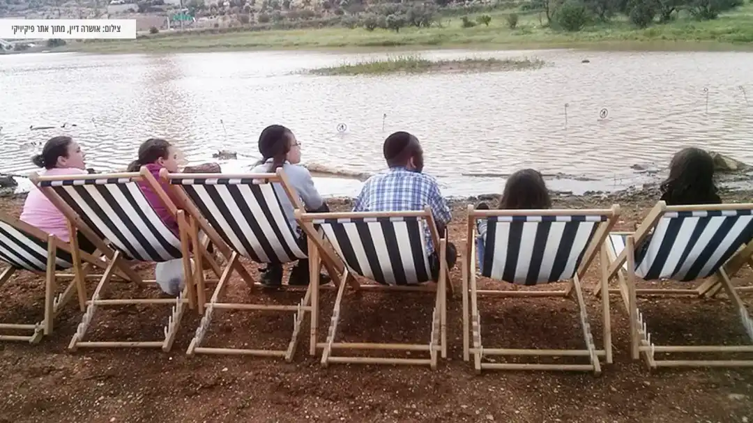 ילדים נהנים ליד המים בעמק הצבאים