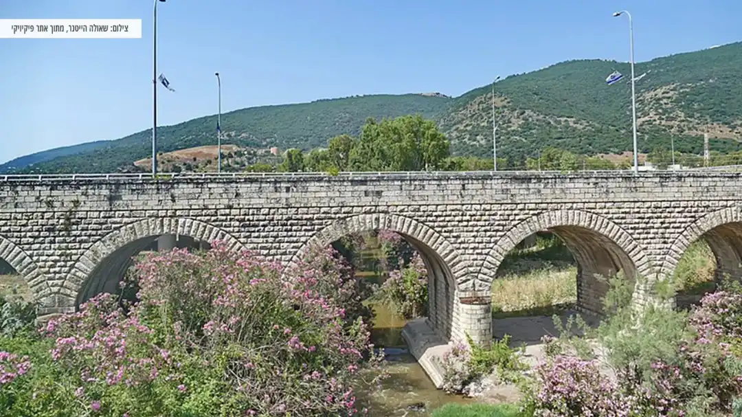 מראה מלבב של הגשר והנחל