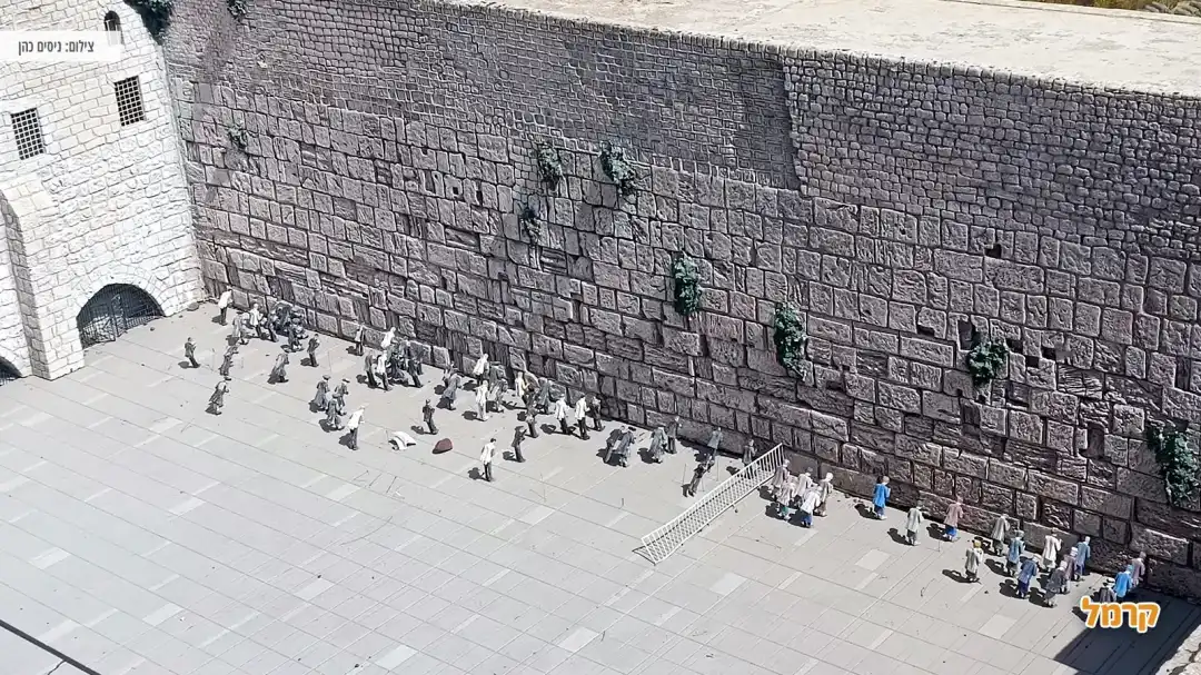 דמויות קטנות של אנשים מתפללים בכותל.