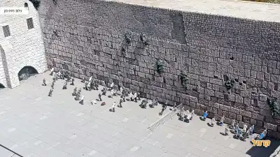 דמויות קטנות של אנשים מתפללים בכותל. דמויות קטנות של אנשים מתפללים בכותל.