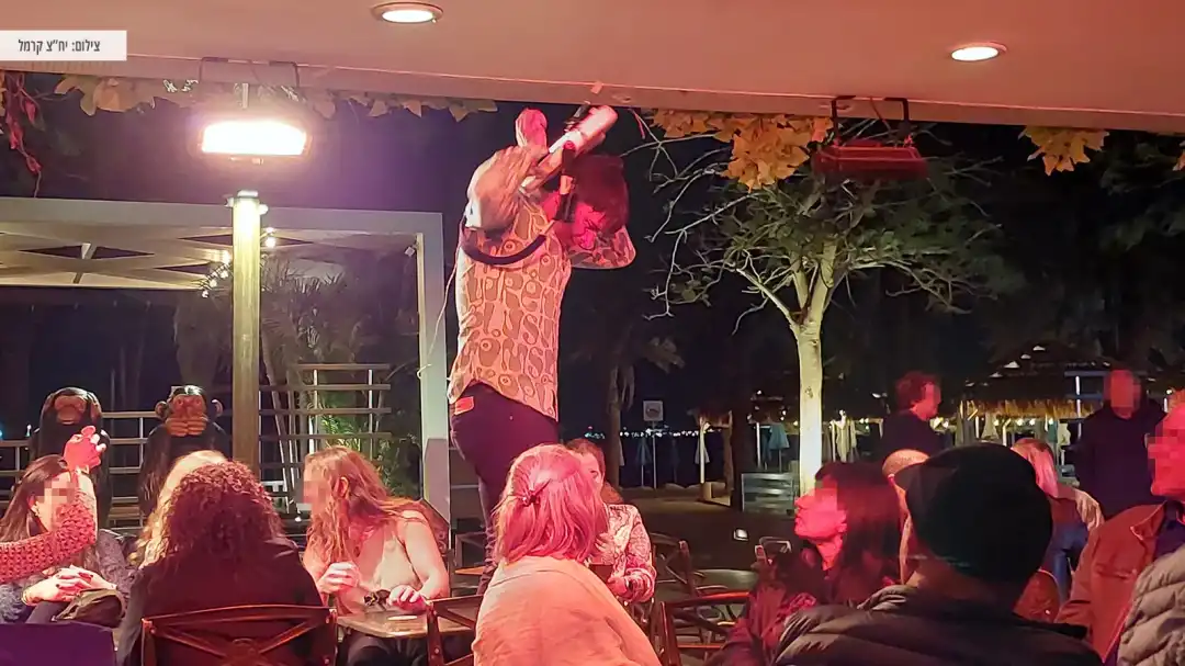 הופעה חיה בפאב המאנקיס בחוף